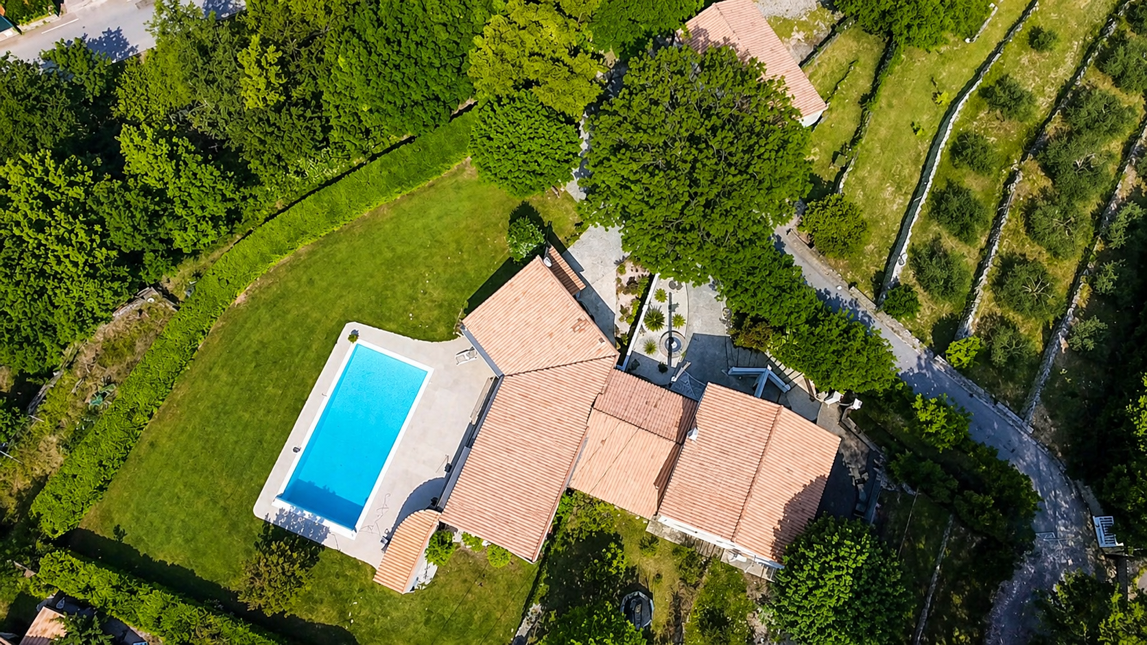 Maison avec dépendance, garages, atelier, piscine sur une parcelle de 7559 m2